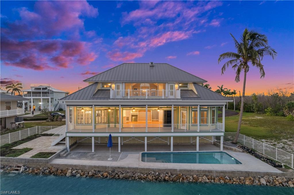 Image 1: Welcome Home - Bay front Living