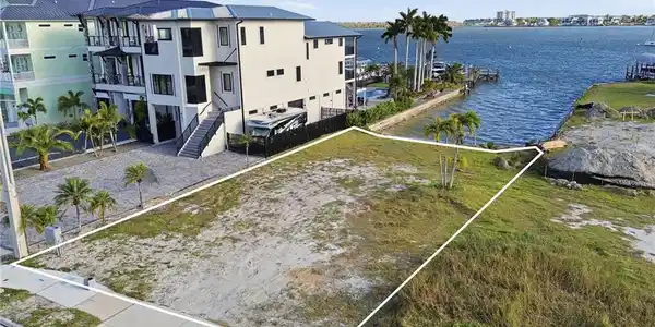 475 Estero BLVD
