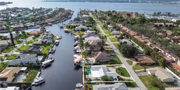 976 N Town And River DR