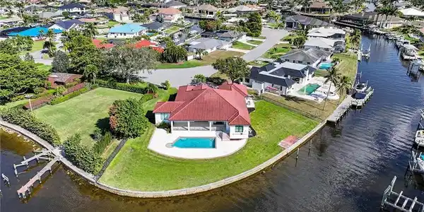 Image 2: Huge yard- Canal, lagoon, and river views