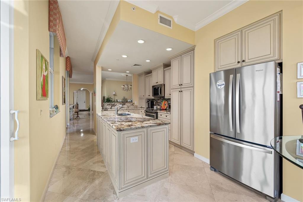 Image 4: Kitchen II