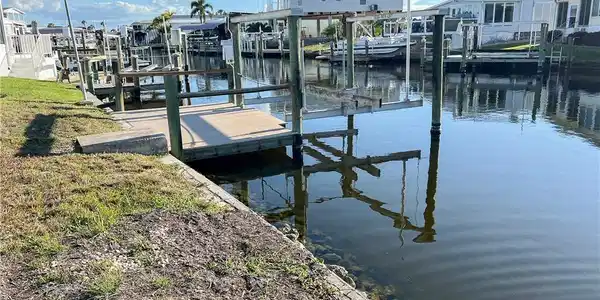 Image 4: Dock, Lift and canal View
