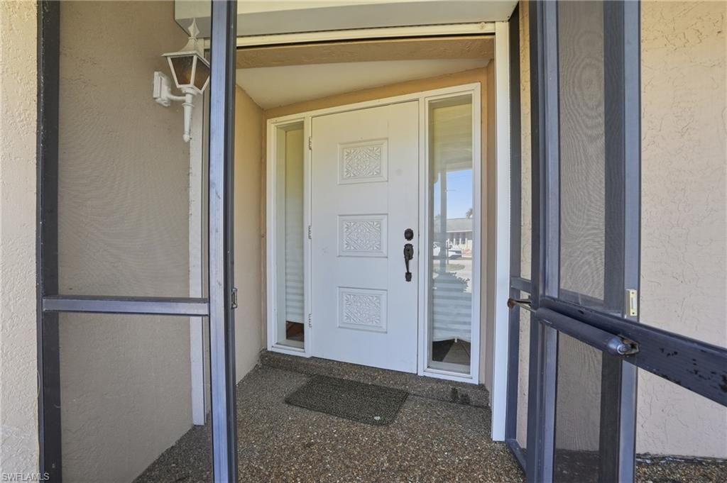 Image 4: Screened in Entry.
