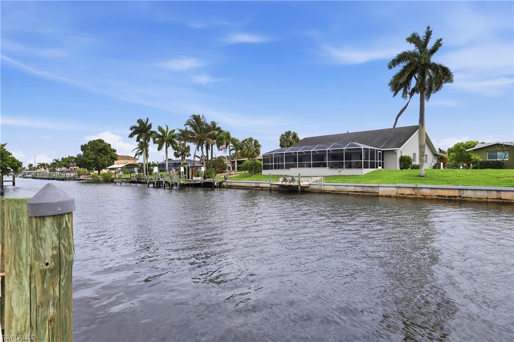 Image 1: Just a few hundred yards to the Caloosahatchee River from your Dock. Boating on the cheap.
