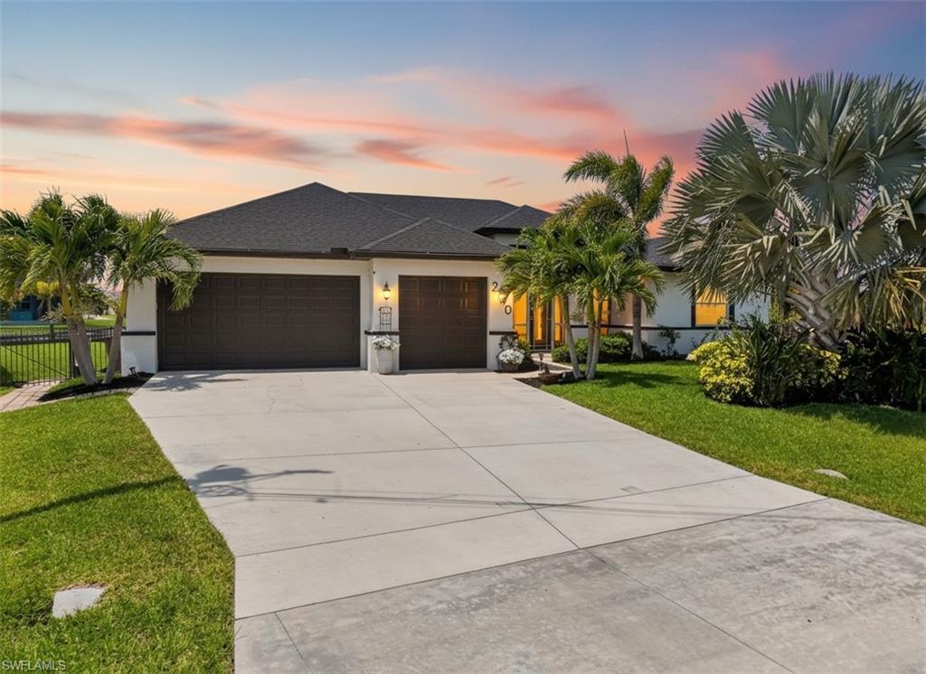 Image 2: Lots of curb appeal