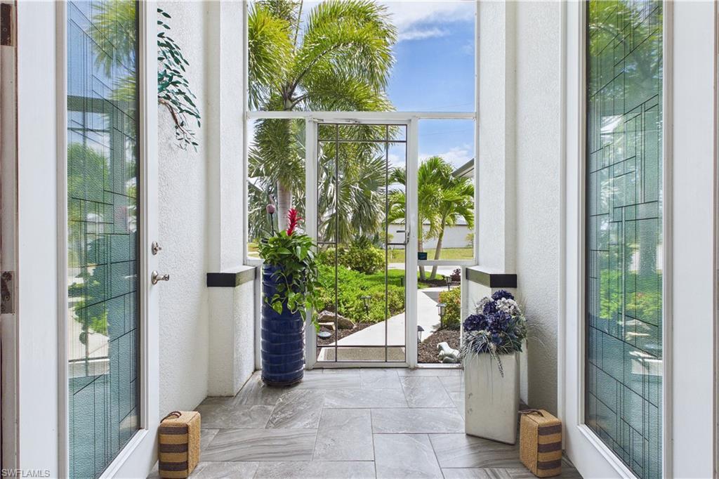 Image 4: Expansive entry for privacy and allow breezes to flow through home.