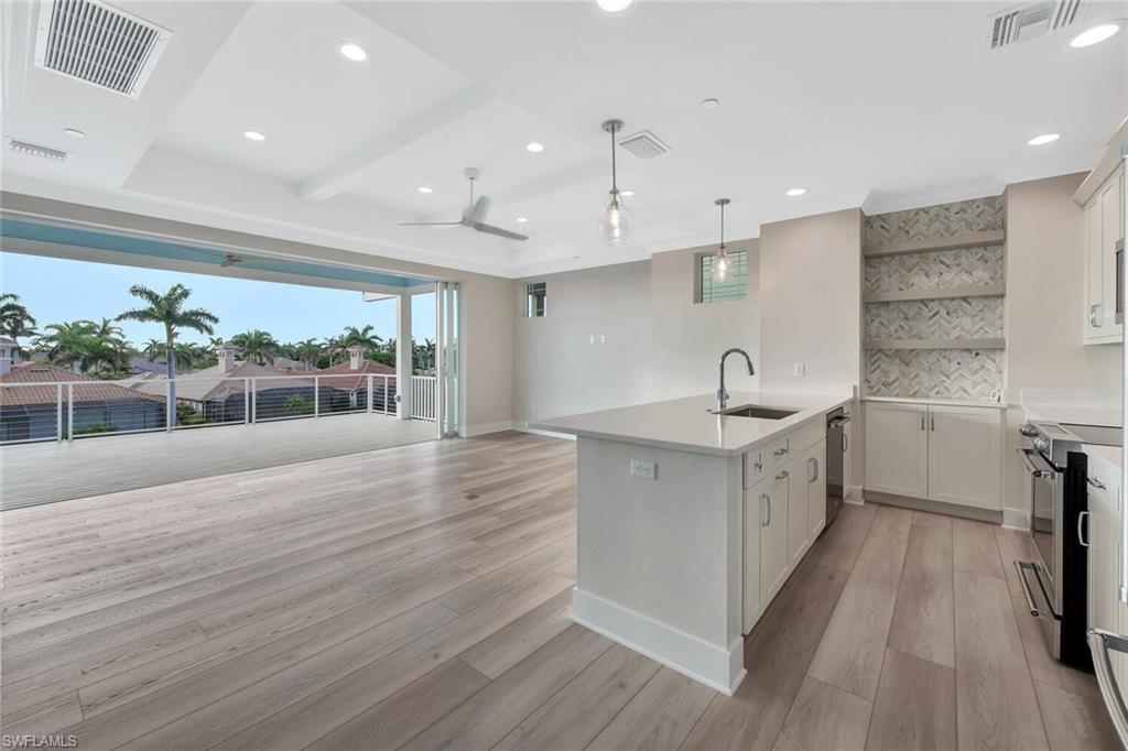 Image 4: Main living area