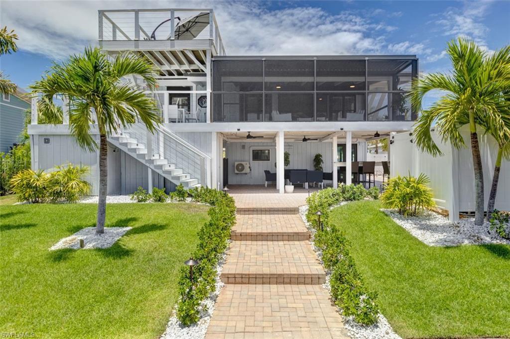 Image 4: Lush, beautiful landscaping throughout the property