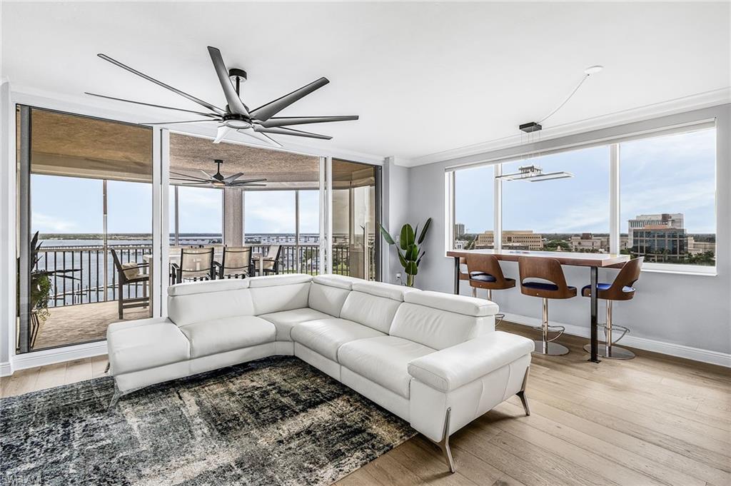 Image 3: Gorgeous great room!