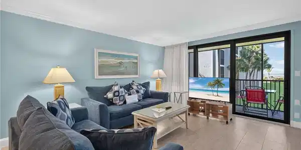 Image 4: Living Room