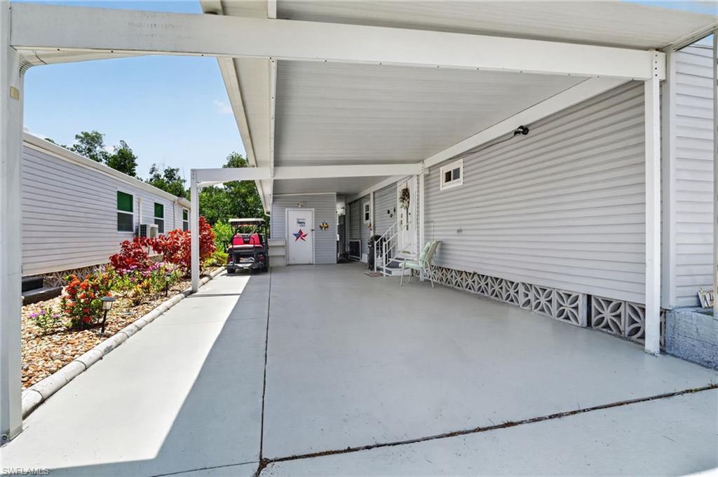 Image 3: Carport
