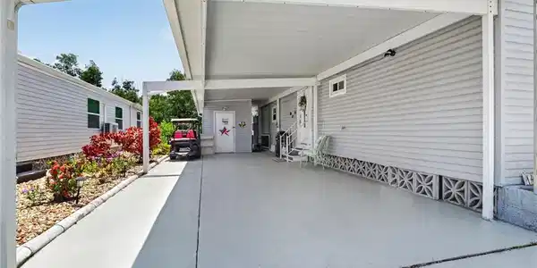 Image 3: Carport