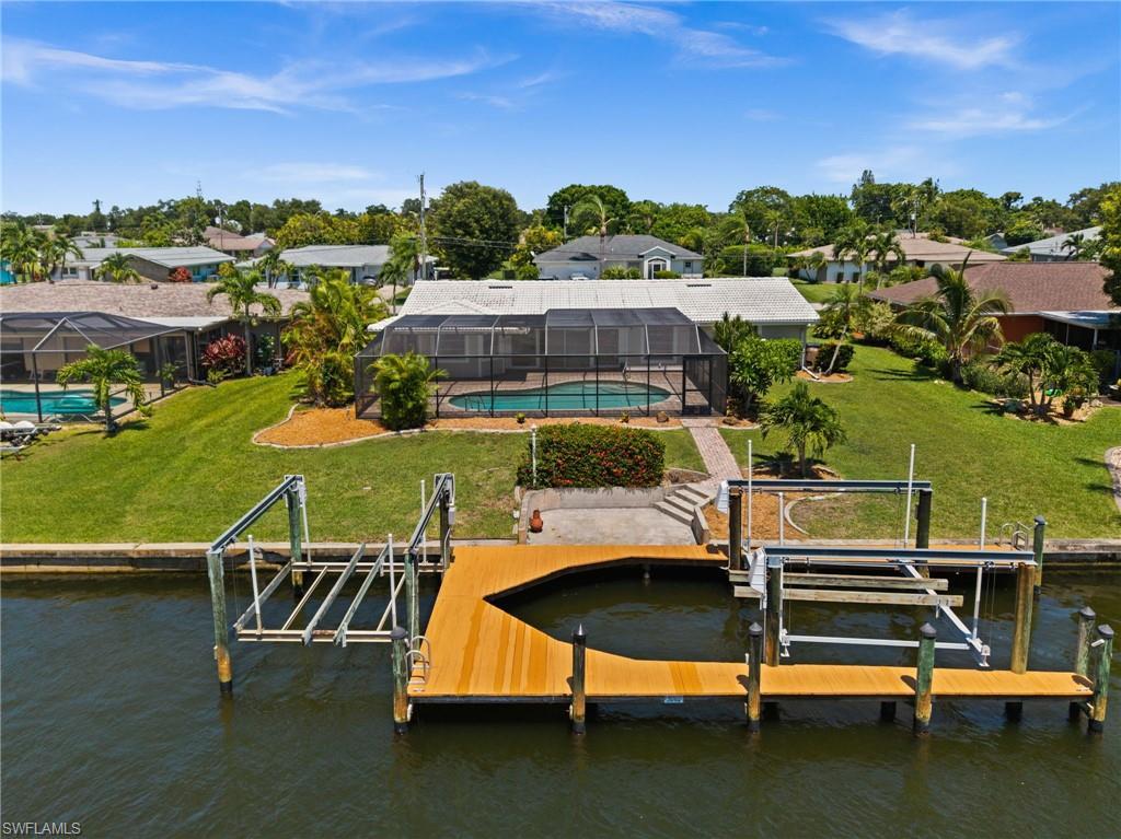 Image 2: Dock with 2 boat lifts, 6K and 12K lbs