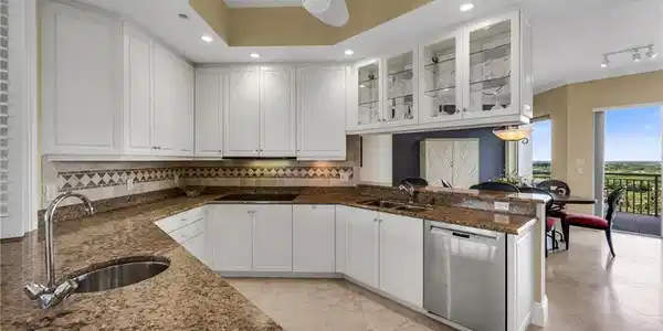 Image 4: Kitchen