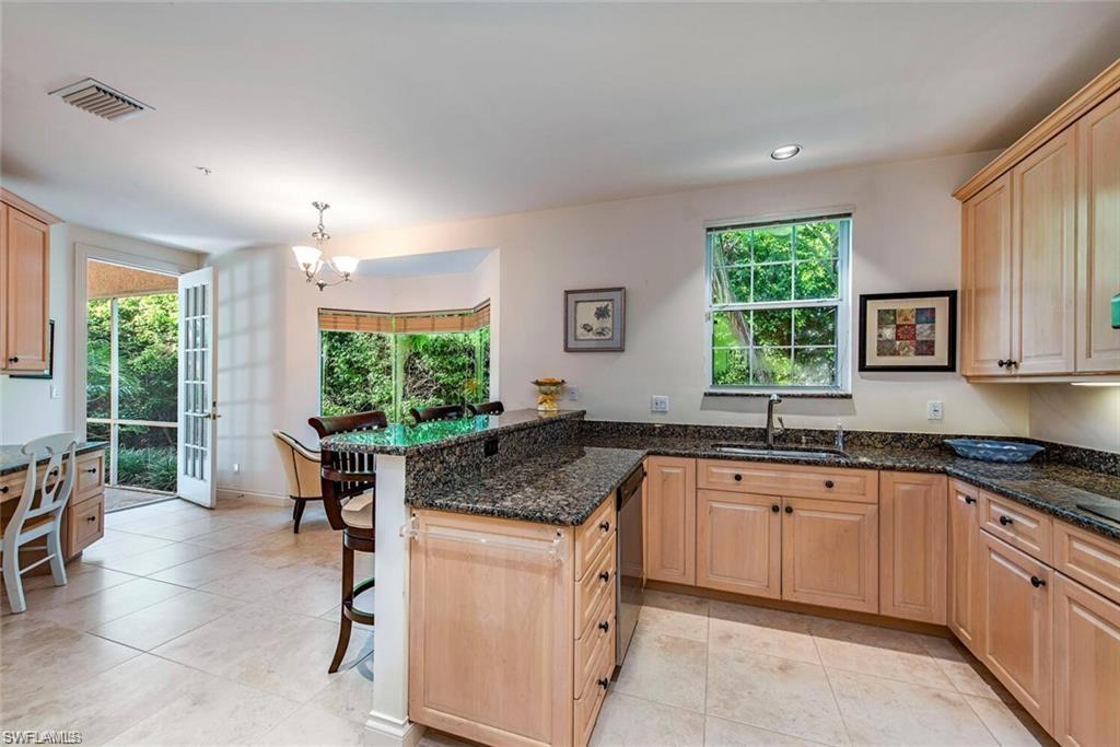 Image 4: kitchen with breakfast bar and breakfast room