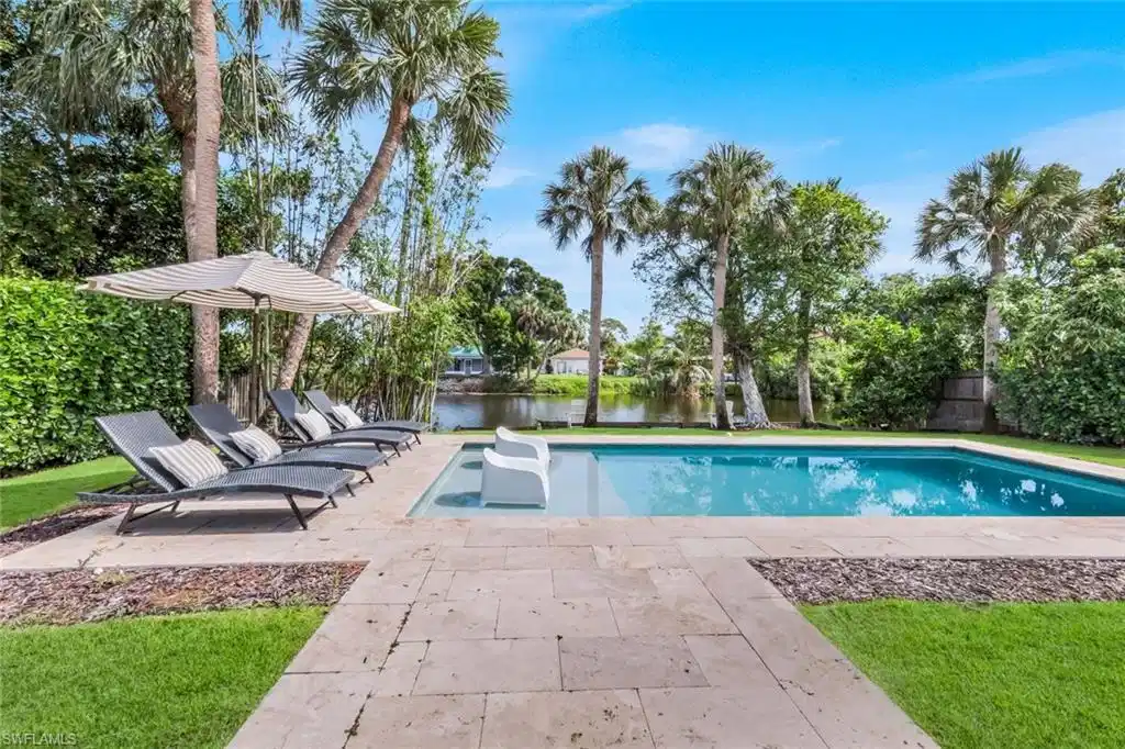 Image 1: Lakefront Oasis!