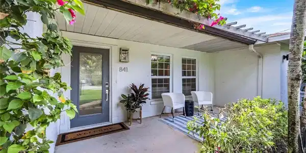 Image 4: Entrance / Front Porch