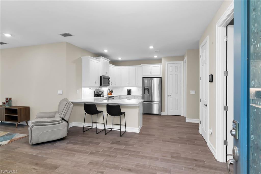 Image 3: Kitchen Breakfast Bar