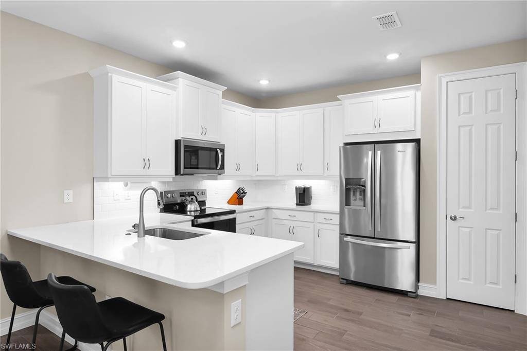 Image 4: Kitchen Breakfast Bar