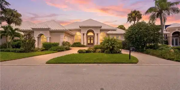 Image 4: Beautifully landscaped with Western facing lanai.