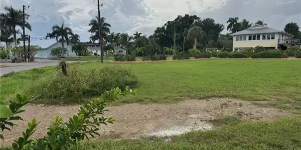 Image 4: Surrounding community with a lawn