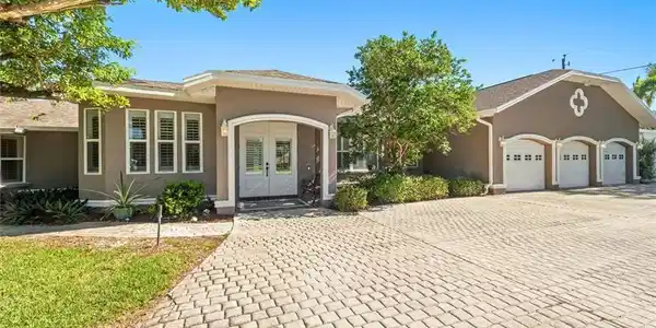 729 Dean WAY