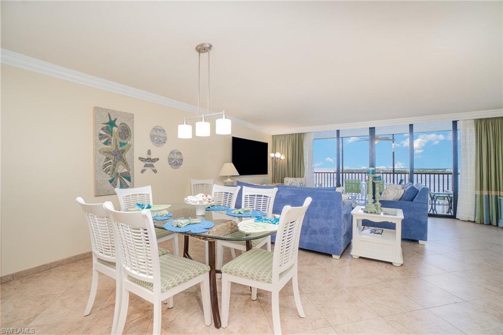 Image 4: Living dining area