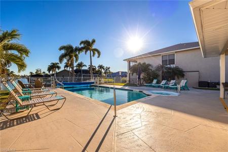 912 SW 48th TER