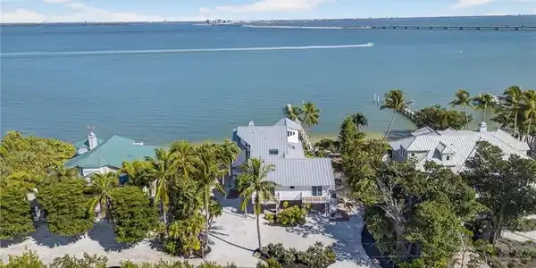 1157 Bird LN