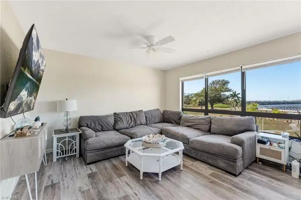 Image 1: Living Room