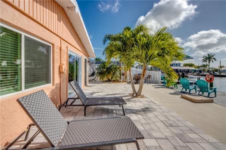 2589 Bayshore DR