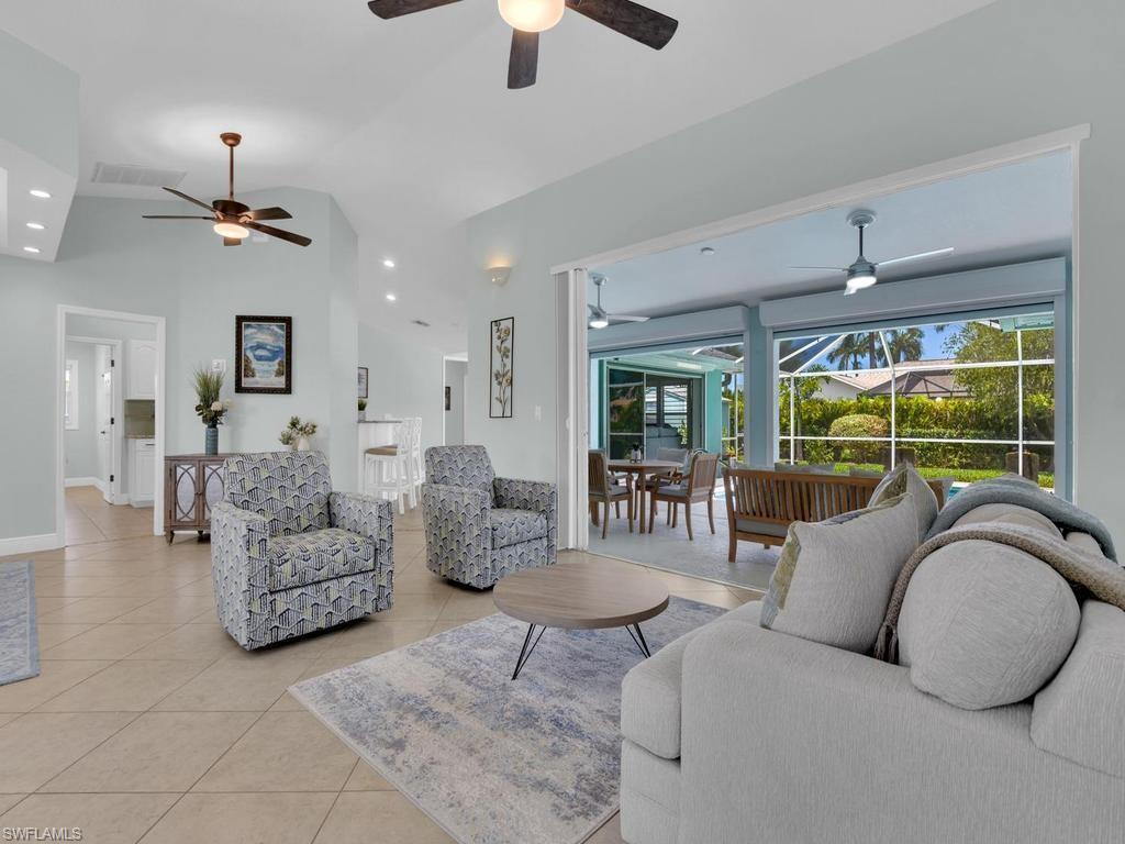 Image 3: Living room