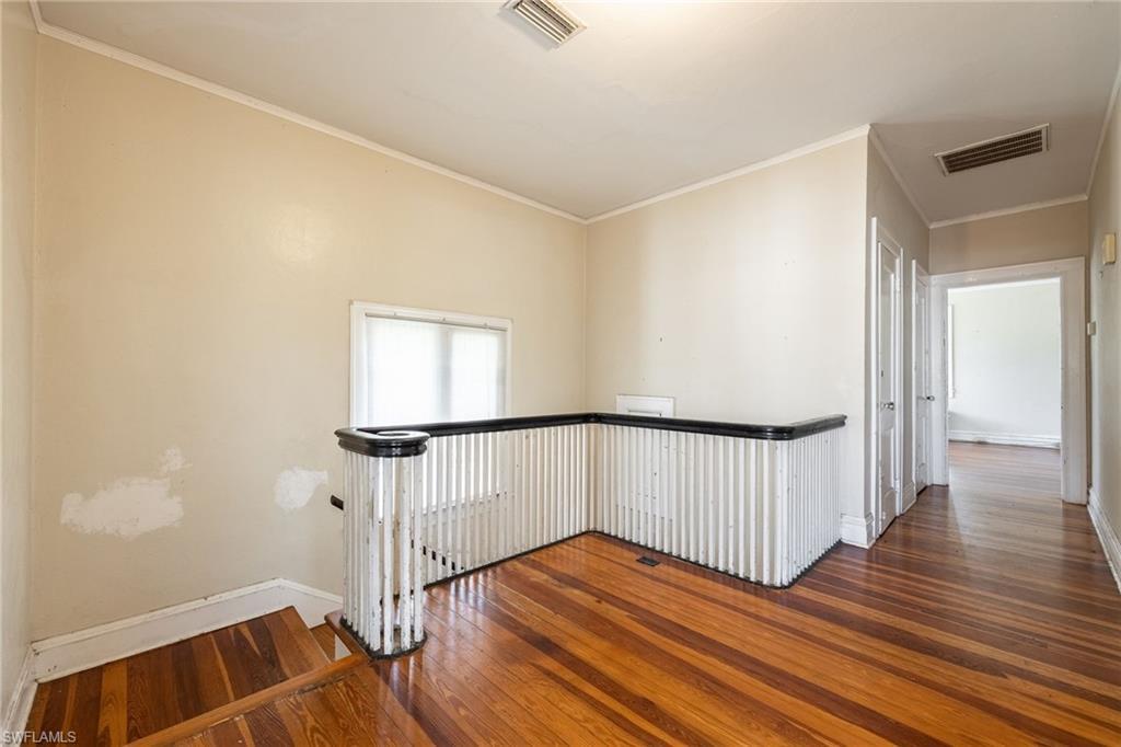 Image 4: Upstairs Foyer