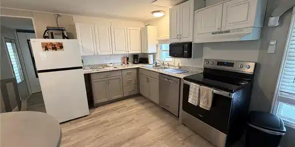 Image 4: Kitchen