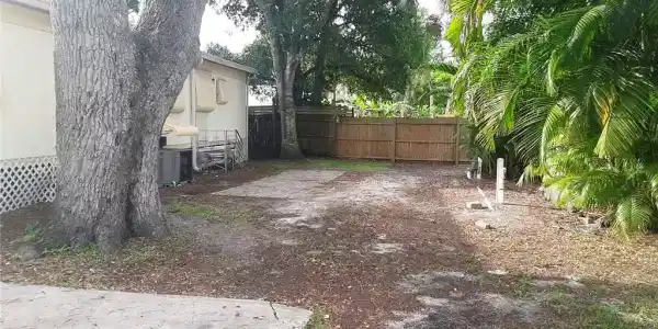 Image 2: Lot at Circle Oaks