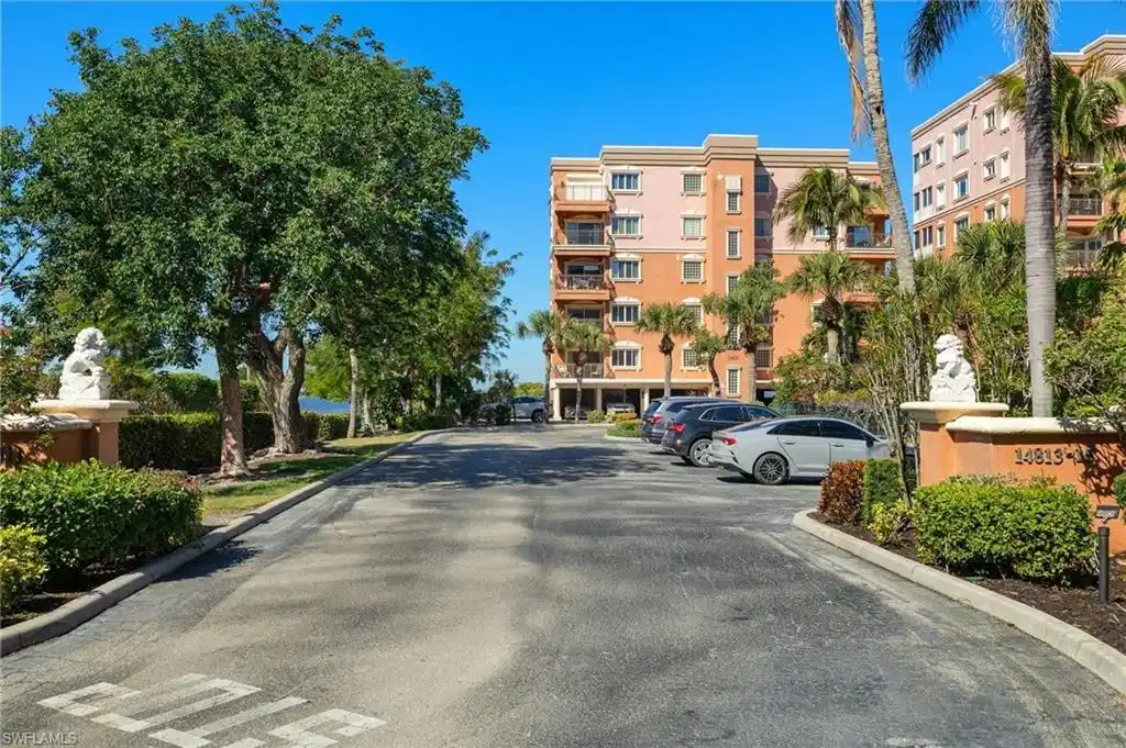 Image 1: Harbor Place Entry