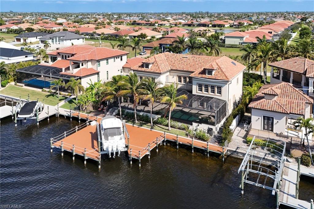 Image 2: Exquisite neighborhood for serious Boaters