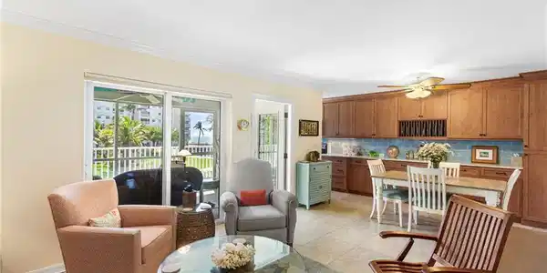 Image 3: Abundance of natural light!