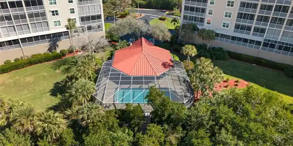 Image 4: Pool and community room