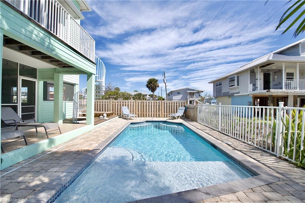 Image 4: Beautiful outdoor pool space! (Photo may be virtually enhanced)