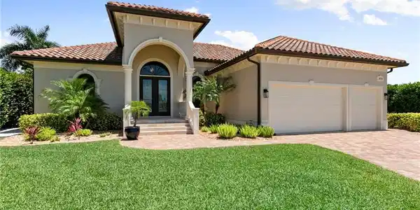 Image 2: Great location, corner lot, 3 car garage