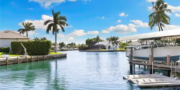 Image 2: Wide canal & Long water views!