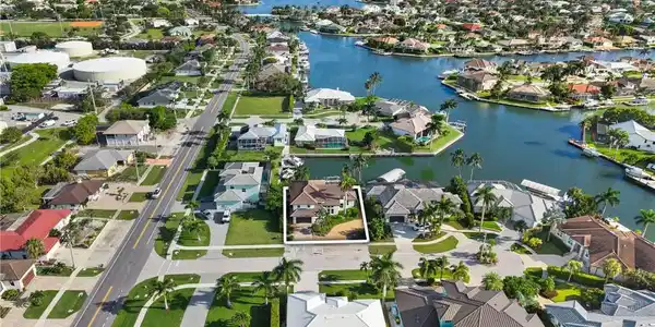 Image 3: Centrally located on Paradise!