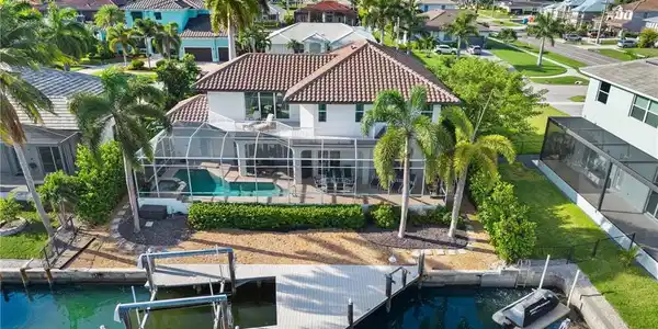 Image 4: Beautifully designed waterfront home!