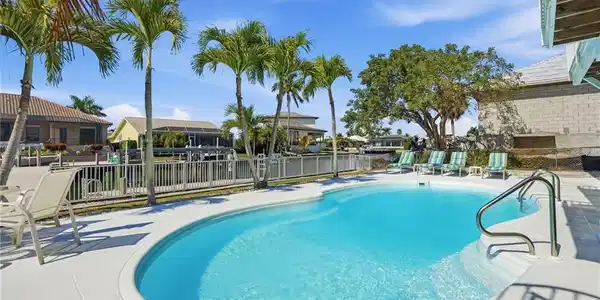Image 3: Uncovered swimming pool