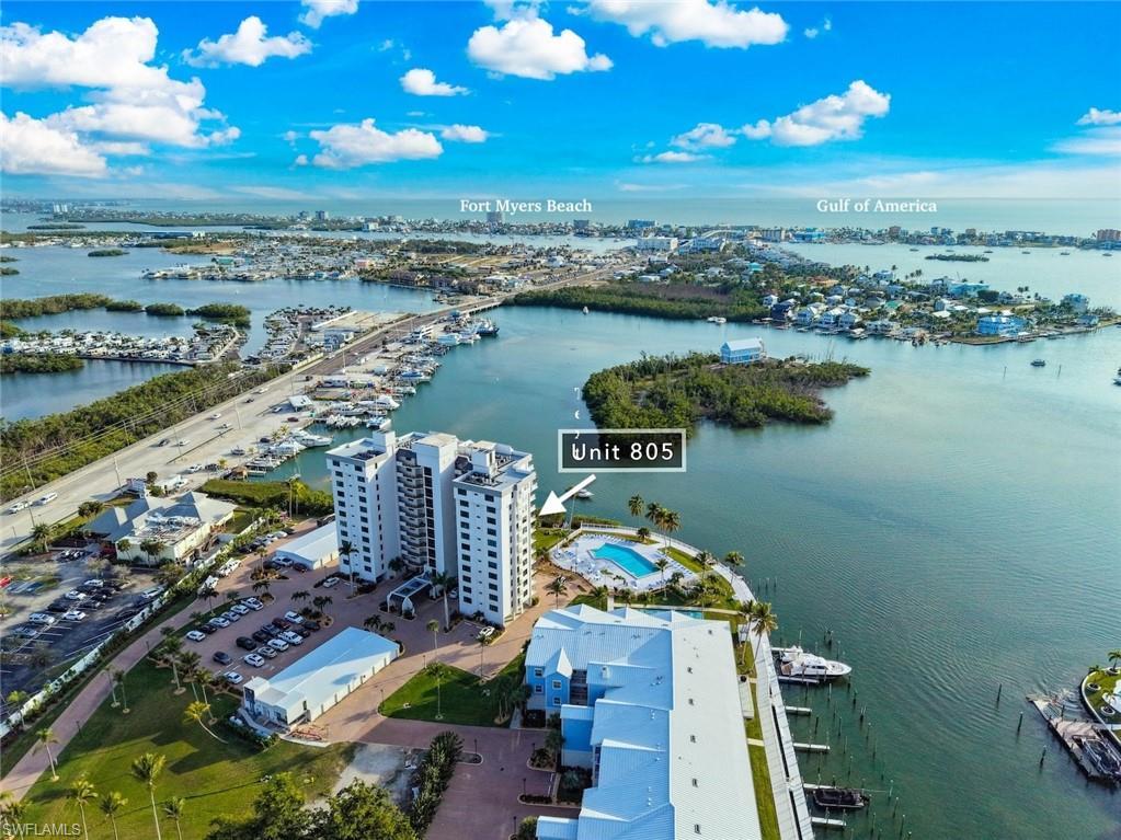Image 2: Conveniently located minutes away from the beaches with direct boating access to the Gulf