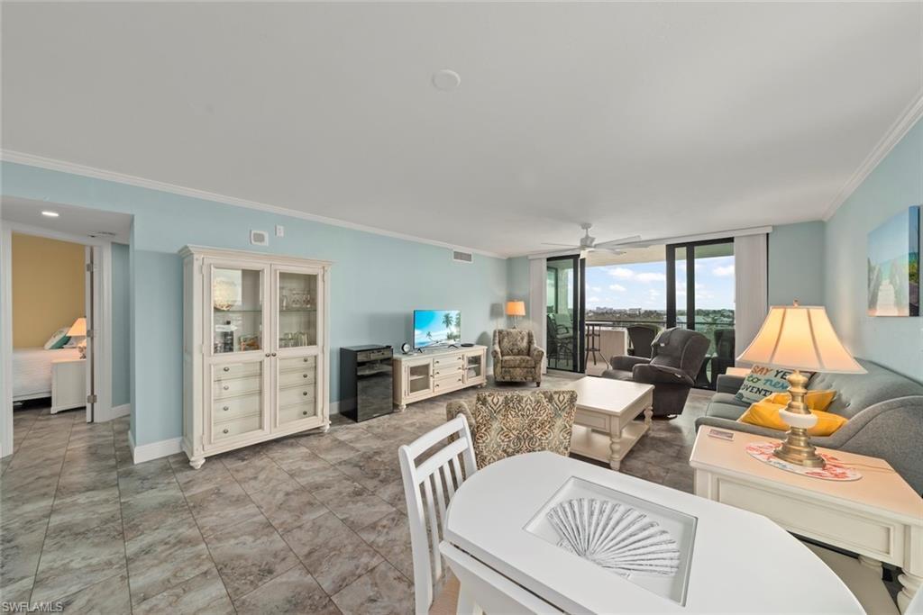 Image 4: Living room
