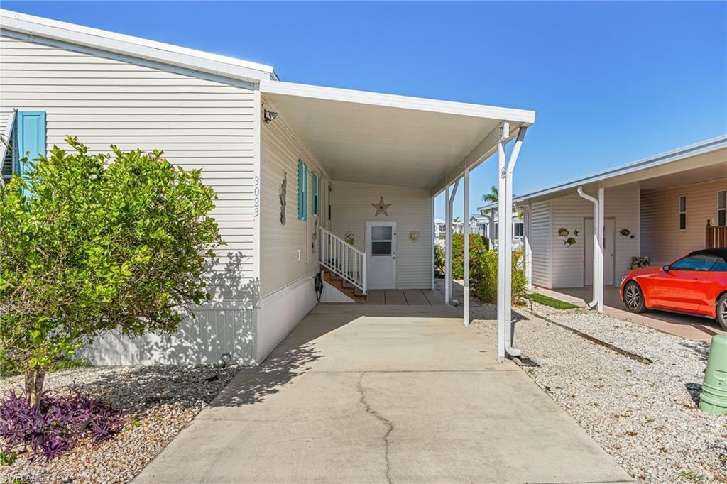 Image 4: Carport