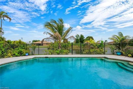 713 SW 39th TER
