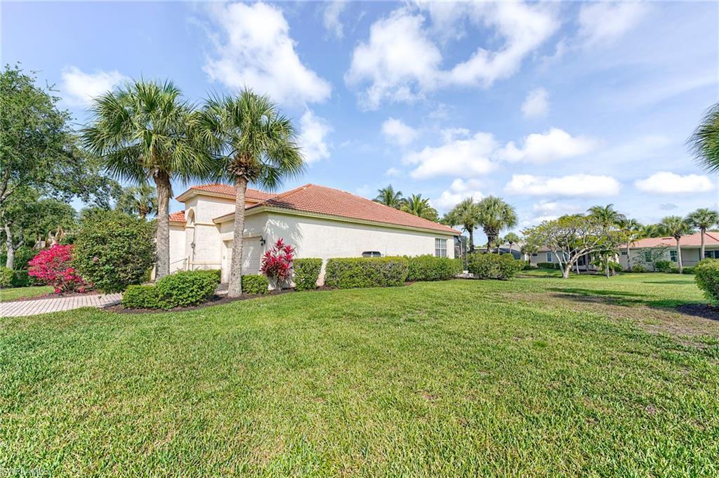 Image 2: Large side lawn n this corner lot